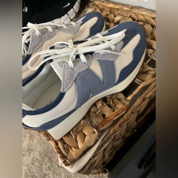 New Balance Shoes - New balance 327 boys grade school size 5 which is a 7 in womens